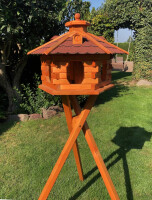 DARLUX Vogel Futter Haus XL Futterstelle Sechseck Holz mit Ständer Braun/ Rot  Garten Vogelfutterhaus Wetterfest