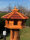DARLUX Vogelfutterhaus M I Futterstelle I Sechseck Vogelhaus I aus Holz I Braun/ RotI Garten I Vogelfutterhaus I Wetterfest