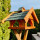 DARLUX handgefertigtes rechteckiges Vogel Futter Haus L Vogelhaus mit Ständer für den Balkon oder Garten in Braun/Grün