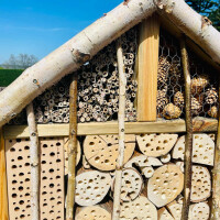 DARLUX Garten Holz Insektenhotel XXL Wildbienen-Nisthilfe Insektenhaus Naturbelassen Wetterfest Artgerecht nach NABU Produziert von Werkstätten für behinderte Menschen.