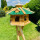 DARLUX Vogel Futter Haus L Sechseck Vogelhaus Futterspender+ Stände Natur/ Grün