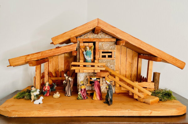 DARLUX Weihnachts- Holz Krippe + Figuren Dekoration Handgefertigt Holzschnitzerei Jahreszeitliche Dekoration