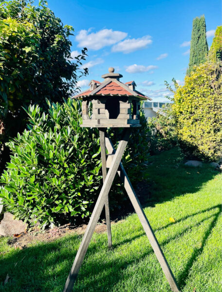 DARLUX Vogel Futter Haus L Futterstelle Sechseck Vogelhaus+ Ständer Braun/ Rot Vogelfutterhaus Wetterfest