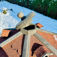 DARLUX Vogelfutterhaus XL Sechseck Vogelhaus + Ständer Futterstelle Braun/ Rot Garten Vogelfutterhaus Wetterfest