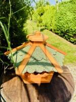DARLUX Vogelfutterhaus I Futterstelle I Sechseck Vogelhaus I aus Holz I Braun/ Grün I Garten I Vogelfutterhaus I Wetterfest